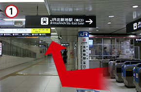 JR北新地駅の東口改札を出て右に曲がります